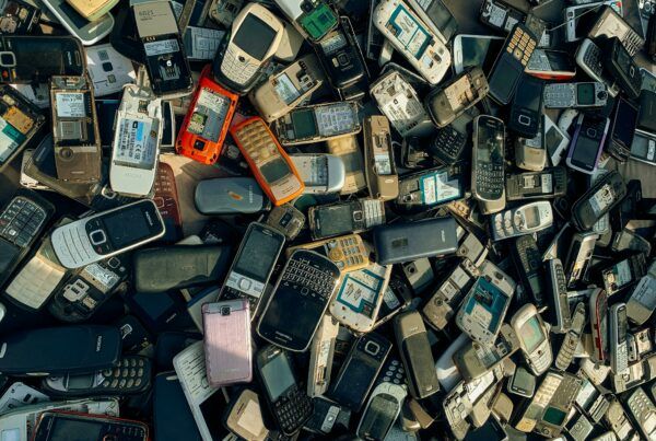 Aparatos electrónicos diversos, como celulares, cámaras y electrodomésticos pequeños, dispuestos juntos sobre una superficie. Representan los productos afectados por el decreto de residuos de aparatos eléctricos y electrónicos (RAEE) en el marco de la Ley REP en Chile