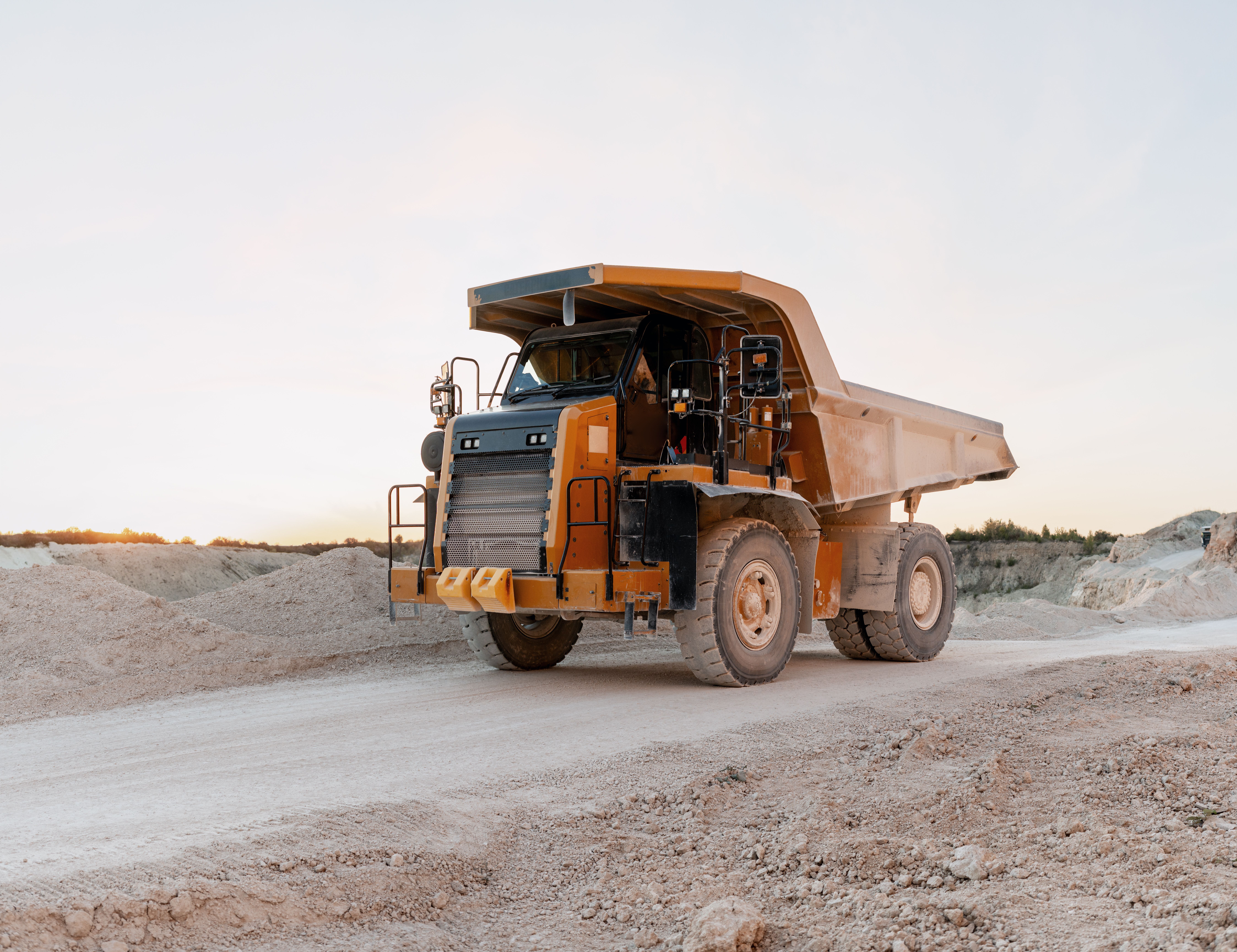 Camión minero en operación a cielo abierto, utilizado para el transporte de minerales en la industria extractiva.